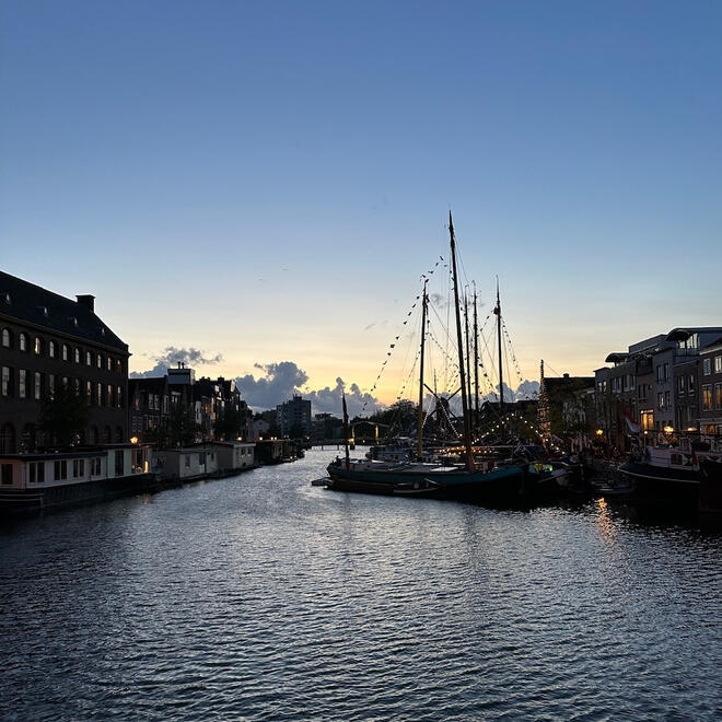 Canalと船があるオランダ・ライデンの夕焼け