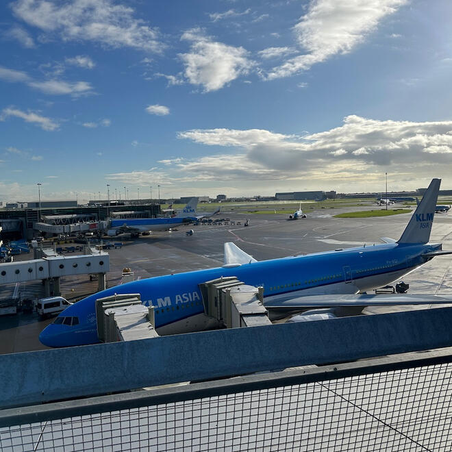 アムステルダム・スキポール空港の展望台から見える青い飛行機と景色