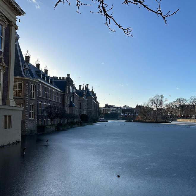 凍っている湖と冬のオランダ・デン・ハーグの景色